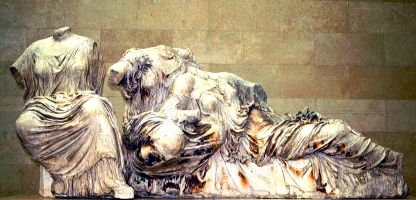 Leto, Dione und Aphrodite im Ostgiebel des Parthenon
