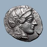 Kopf der Athena auf einer attischen Münze (um 440 v.Chr). Die Rückseite zeigt eine Eule