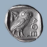 Eule mit Olivenzweig und den Anfangsbuchstaben der Stadt Athen auf einer attischen Münze (um 440 v.Chr). 