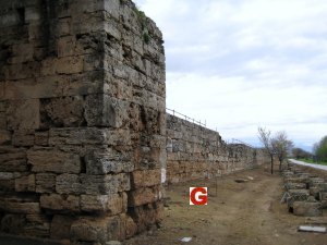 Mauer und Turm an der Porta 
                                  Sirena