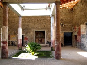 Atrium der Villa San Marco in Stabiae mit Durchblick in das Triclinium